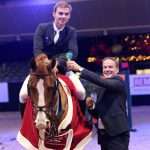 Gastheer Eric Morssinkhof feliciteert zijn neefje Simon Morssinkhof op Perigrosso. Foto Jeroen Spoolder
