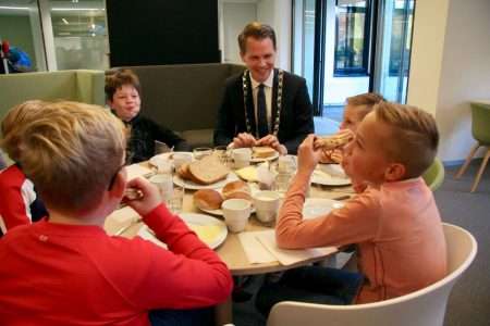 Kinderen ontbijten met wethouder