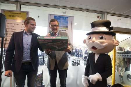Eerste officiële exemplaar Monopoly Aalten uitgereikt