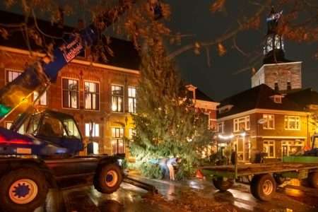 Kerstboom staat op de Markt