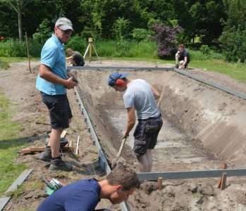 Studenten Tuin & landschap leggen zwemvijver aan