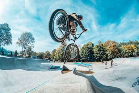 BMX clinic op mobiele pumptrackbaan in Lievelde