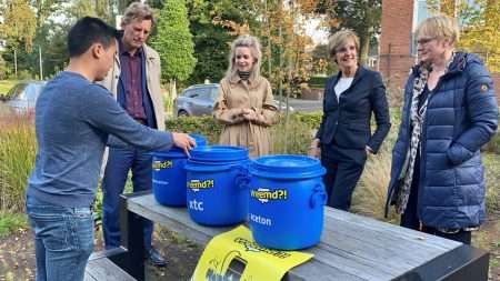 Geurcontainers werkbezoek Hanneke van der Werf