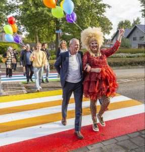 Officiële opening regenboogpad Oost Gelre openingshandeling door wethouder Jos Hoenderboom en Mary Miracle 1