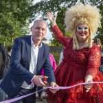 Officiële opening regenboogpad Oost Gelre openingshandeling door wethouder Jos Hoenderboomen Mary Miracle 2