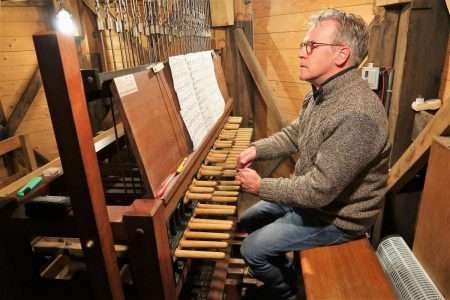211125 Wim Ruessink leeft zich helemaal uit op de beiaard in De Oude Calistuskerk in Groenlo.