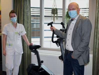 Foto overhandiging MOTOmed en Nintendo Switch door Wim Aalderink (Stichting Vrienden van het SKB) aan verpleegkundige D1