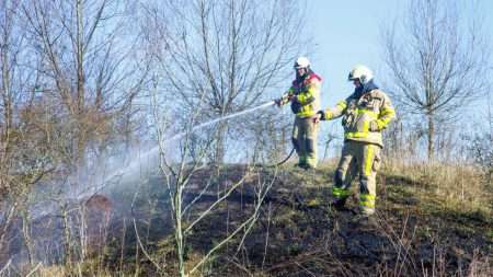 Brandweer blust bermbrand