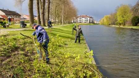 Takken en een fiets gedregd uit de gracht