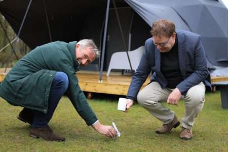 Kampeerseizoen geopend met eerste haring in de grond