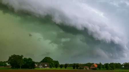 Rolwolk kondigt harde regen en wind aan