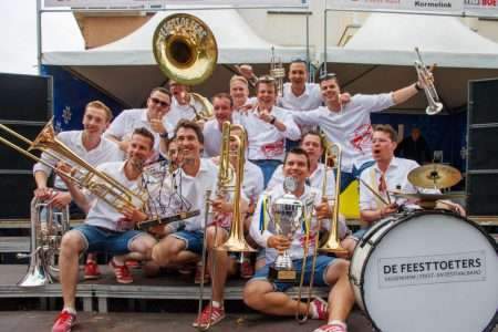 Feesttoeters winnen dweilorkestendag