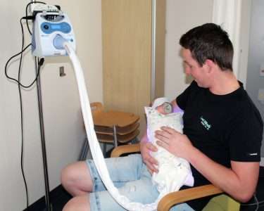 Pasgeboren baby’s met geelzucht eerder naar huis dankzij fototherapie thuis