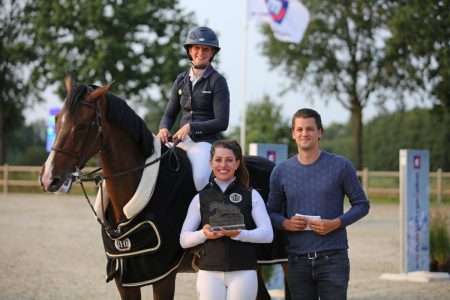 Sanne Thijssen, winnares van teamzilver op het WK, won vorig jaar de 1.40m Grote Prijs, hier met Karina en Stefan Frederiks. Foto Wendy Scholten