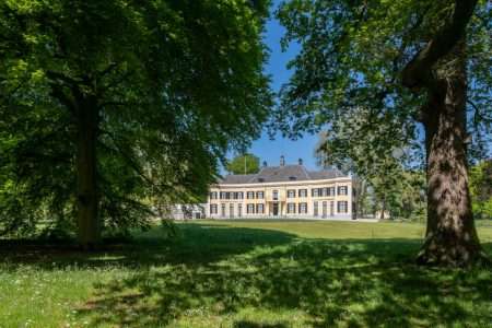 Monumentenplatform reikt  monumentenprijs uit aan stichting Erfgoed Landfort voor de restauratie van Huis Landfort