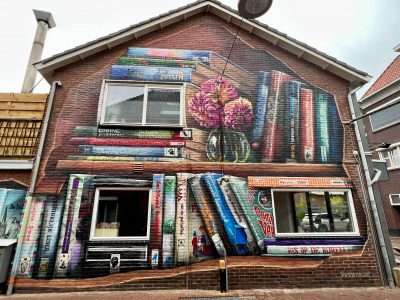 Feestelijke opening gigantische biebboekenkast aan De Leest