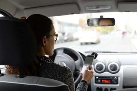 Nederlandse-automobilist-onderschat-eigen-gebruik-telefoon-achter-het-stuur