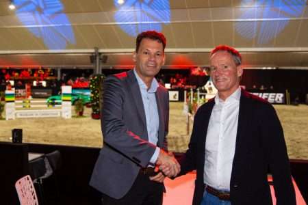 Hans van de Guchte, directeur coöperatieve Rabobank, en Eric Morssinkhof namens Jumping de Achterhoek. foto Digishots