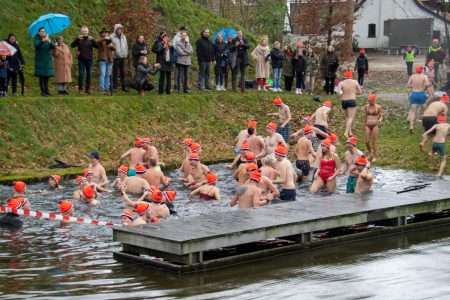 Lustrumeditie Nieuwjaarsduik in de Grolse stadsgracht