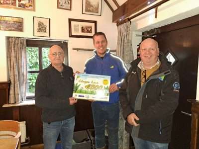 Groenlose Hengelsport Vereniging schenkt Scouting Groenlo 500 euro