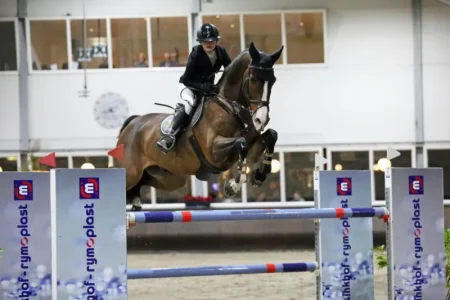 Tani Joosten wint met zevenmijlspassen 1.45m PSC Nieuwjaars Grote Prijs