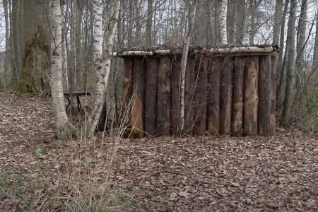 Onderduikershutje in het ‘Ni’js bos’ herbouwd