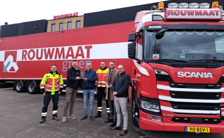 Maarten chauffeur Rouwmaat, Bob Rouwmaat mededirecteur, Jeroen Joling transportmanager,Jannes chauffeur Rouwmaat, wethouder Bart Porskamp, Bert Rompa Scania - eigen beeld Rouwmaat