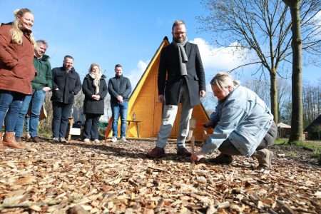 Opening Kampeerseizoen wethouder Gerjan Teselink en Eigenaresse Manon Hollink