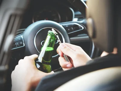 Rijden met flesje bier
