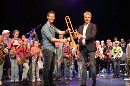 Nightwalk schenkt SMOOG voor 10.000 euro aan muziekinstrumenten