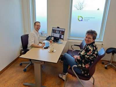 Reumatoloog Paul Olthof en polisecretaresse Kim Lubbers vieren de opening van buitenpolikliniek Ruurlo