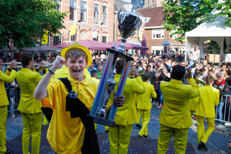 Dweilorkesten vullen de straten van Groenlo tijdens het Open Achterhoeks Dweilorkesten Kampioenschap_
