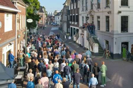 Grol 1 gehuldigd op het bordes van Stadhuis