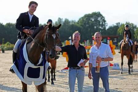 Eric Morssinkhof tussen ruiter Auke Feenstra en broer Rolf Morssinkhof. Foto Wendy Scholten