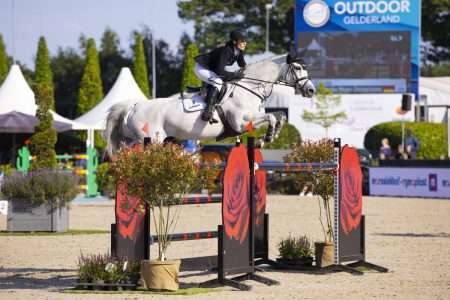 Janna Friederike Meyer Zimmermann en Cornela wonnen het 1.50m springen op vrijdagavond op Outdoor Gelderland. Foto Digishots