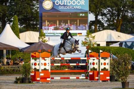 Johannes Ehning en C-Jay wonnen de 1.50m rubriek van Outdoor Gelderland op donderdagavond. Foto Digishots
