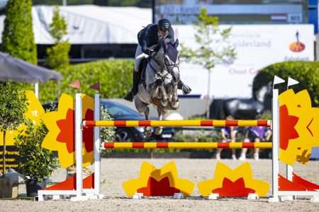Stef Veldhuis (21) met de snelle schimmelmerrie Karolitha (London x Berlin). Foto Digishots