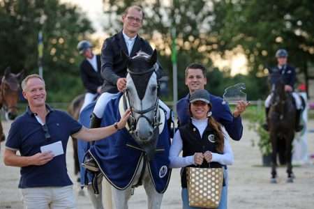 PSC Lichtenvoorde-eigenaar Eric Morssinkhof, Eric ten Cate en GP-sponsoren Karina Frederiks-Aziz en echtgenoot Stefan. Foto Wendy Scholten