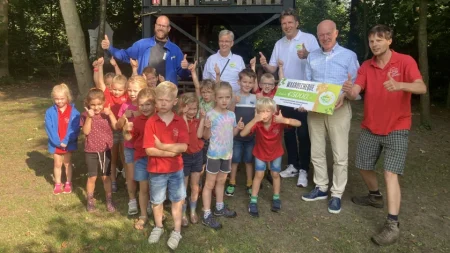 Groenkracht Groenlo doneert €5000 aan Scouting Groenlo voor duurzame bouwinitiatieven