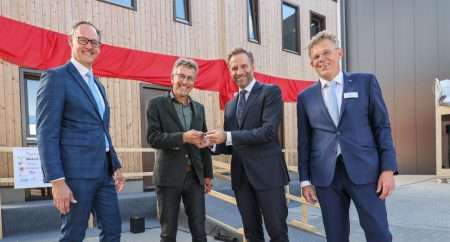 Minister Hugo de Jonge opent geWOONhout fabriek in Wehl