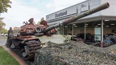 Tentoongestelde Russische Tank markeert Veteranendag Oost Gelre
