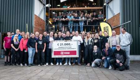 Uitreiking cheque Haringparty Lvoorde aan wagenbouwers Bloemencorso