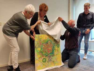 VVV Groenlo ontvangt ingekleurde wandkaart van oud-Grollenaar