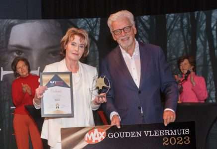 Corine Hartman ontvangt de MAX Gouden Vleermuis tijdens het Nederlands Thrillerfestival