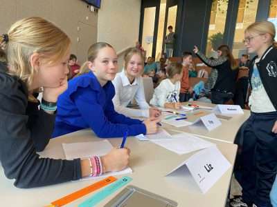 Basisschoolleerlingen namen tijdelijk teugels over in raadzaal gemeentehuis