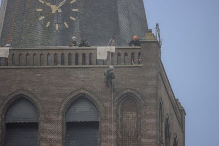 Militairen maken afdaling van toren Basiliek
