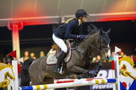 Nina Houtzager reed haar allereerste internationale concours met Jumper en werd vierde in de pony GP. Foto Digishots