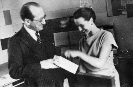 Piet Mondriaan en Gwendolyn Lux in het atelier van Mondriaan, ca. maart-mei 1934. Beeld Collectie RKD.
