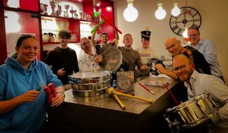 Theatervoorstelling ‘T Rommelcafé door Slagwerkgroep Excelsior in Theater de Storm