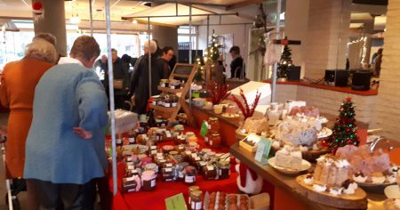Succesvolle Kerstmarkt in De Molenberg brengt warmte en gezelligheid